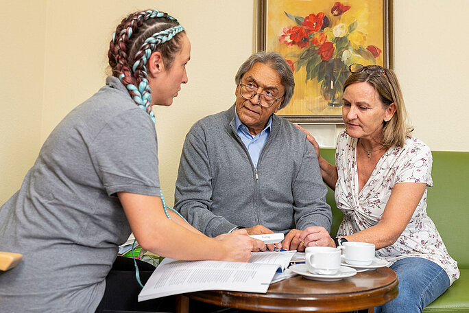 Pflege und Versorgung von Person mit neurodegenerativer Erkrankung