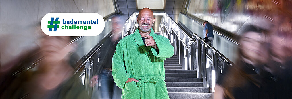 Detlef Steves nimmt an der Bademantelchallenge teil.