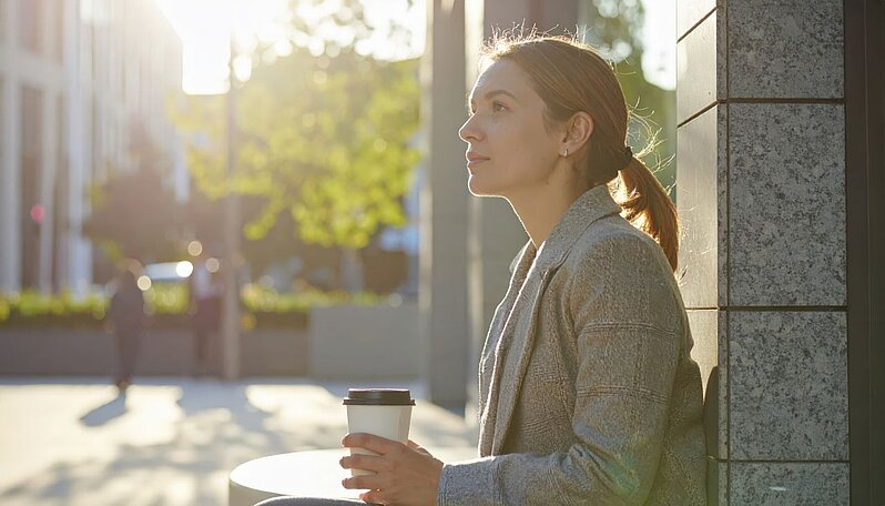 Frau mit Kaffee - ein Moment des Innehaltens