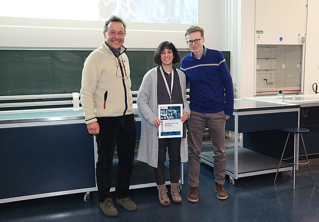 Best Paper Award 2022. V.l.n.r. Standortsprecher Prof. Christian Haass, Preisträgerin Garyfallia Gouna und Gruppenleiter Prof. Mikael Simons. 