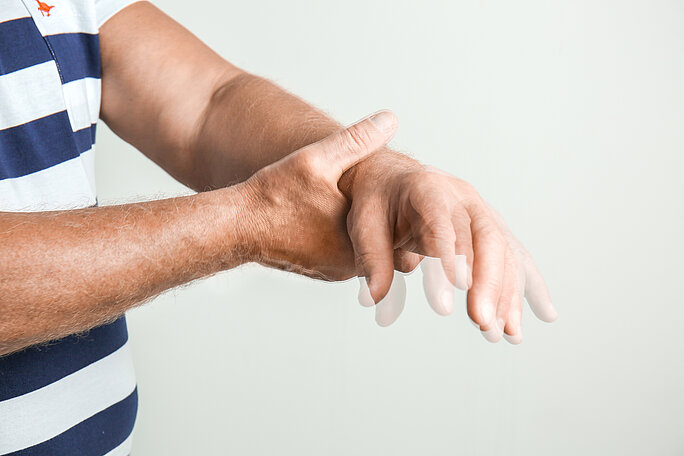 Zitternde Hände eines Parkinsonpatienten