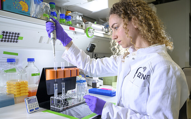 Wissenschaftlerin im Labor
